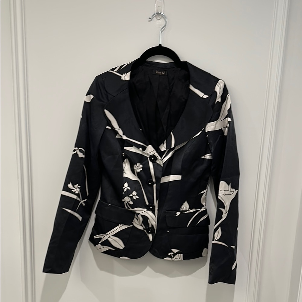 Silk Black and White Floral fitted blazer.